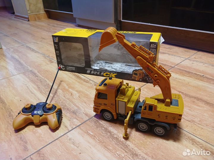 Автоэкскаватор на радиоуправлении