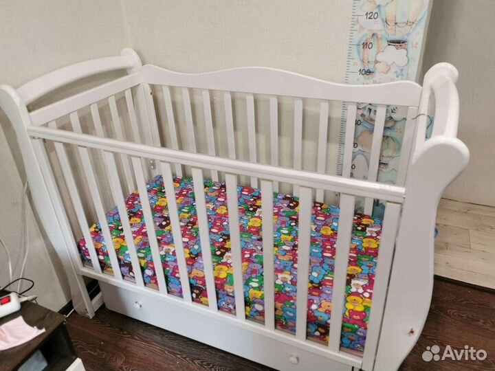 Детская кроватка с маятником