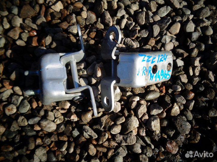 Петля двери задняя правая Toyota Corolla ZZE124