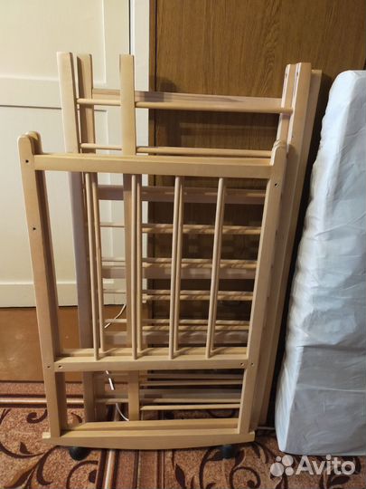 Детская кроватка с матрасом