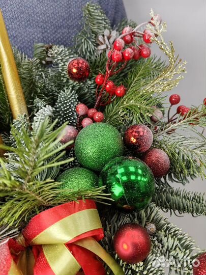 Большая хвойная композиция с щелкунчиком
