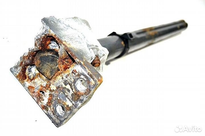 Кронштейн крыла ведущего моста, задний правый volv