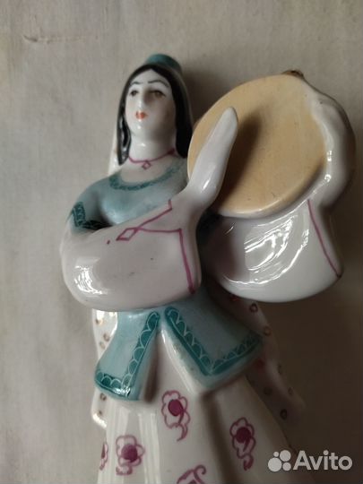 Девушка с бубном, танец