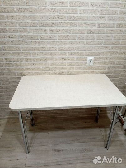 Кухонный стол на металлических ножках