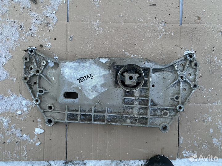 Передний подрамник Volkswagen Jetta 5