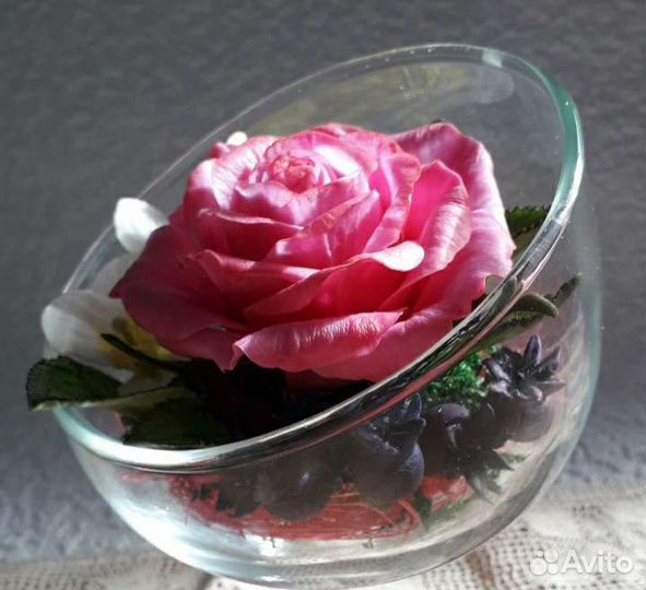 Роза в вазе