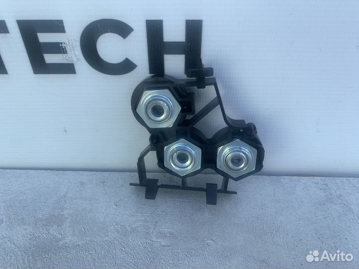 Кронштейн передней панели Mercedes A2136205800