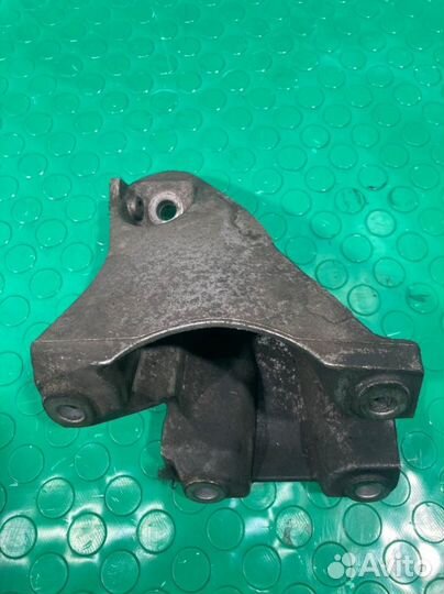 Кронштейн (опора) двигателя правый Volkswagen