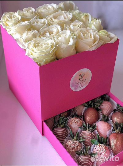 Композиция из клубники в шоколаде