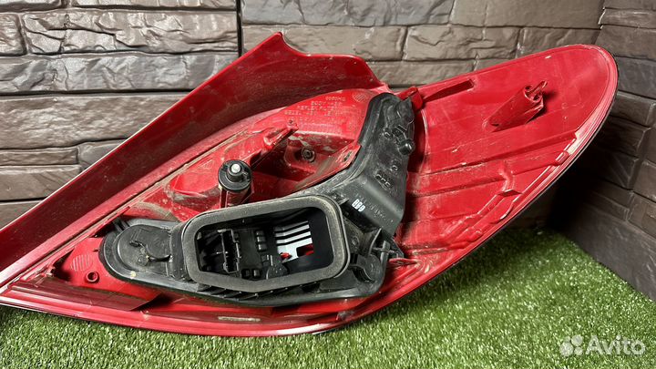 Фонарь задний левый Peugeot 207