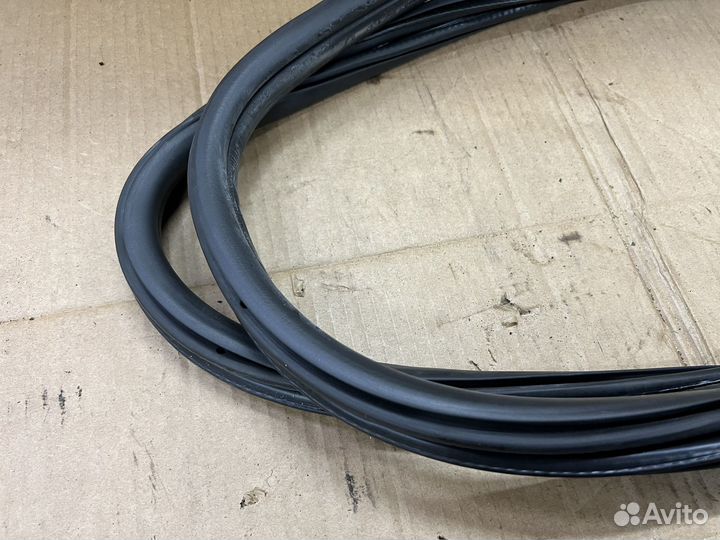 Уплотнитель задней левой двери bmw f30