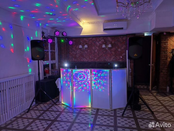 DJ с аппаратурой для вашего праздника