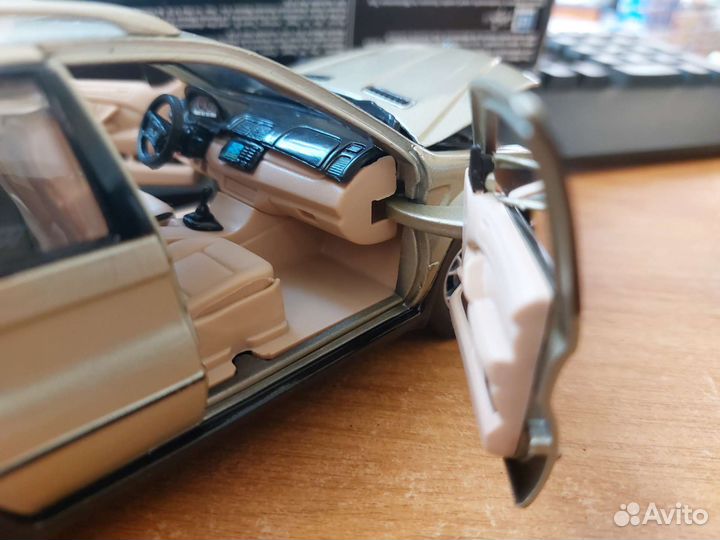 Коллекционная модель автомобиля BMW X5 1:24