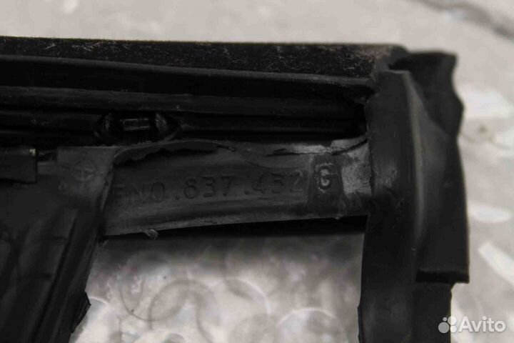 Уплотнитель стекла двери передней правой Vol