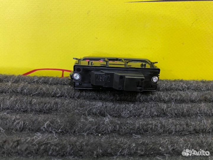 Кнопка блокировки двери правая Mercedes 204 W204