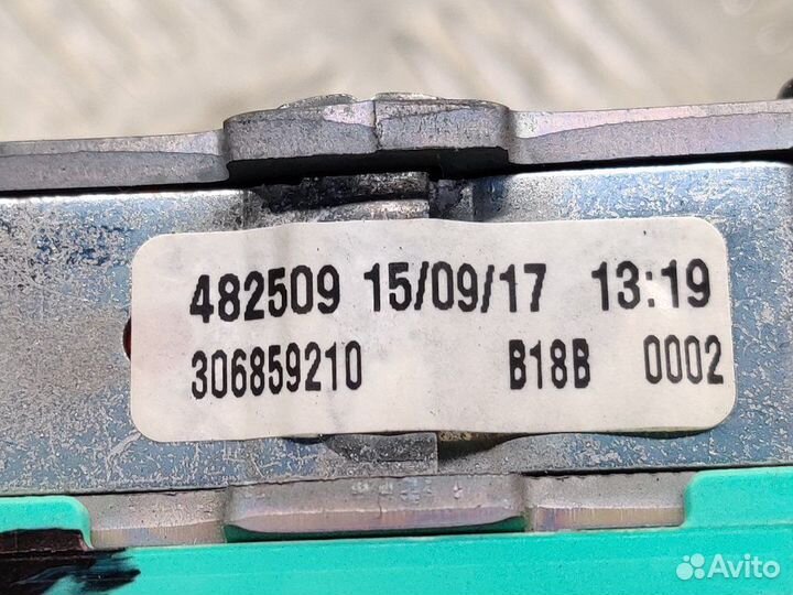 Ремень безопасности задний Audi S8 Plus D4 ddta