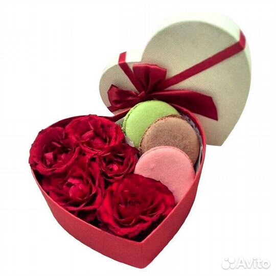 Розы в коробке со сладостями