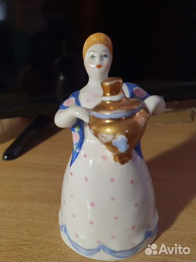 Статуэтка девушка с самоваром. Дулево