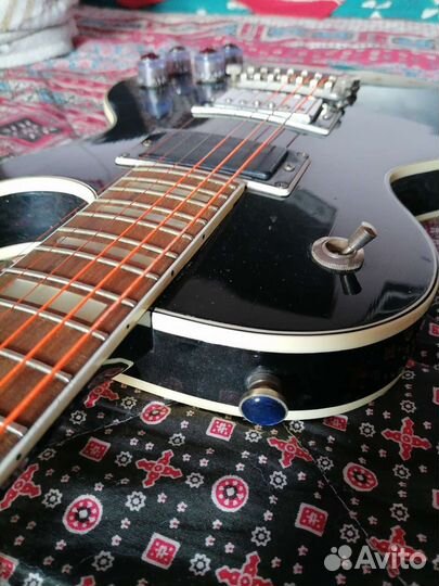 Гитара полуакустика