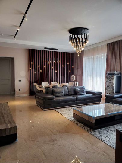 Коттедж 370 м² на участке 8 сот.