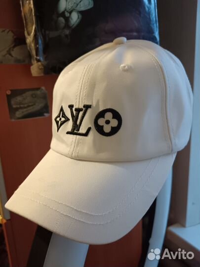 Бейсболка новая LV