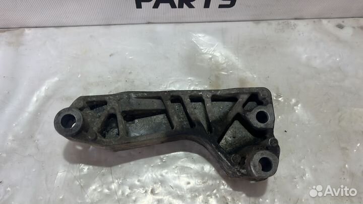 Кронштейн двигателя Opel Zafira B