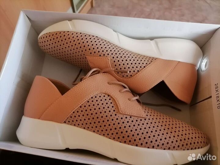 Продам новые кроссовки