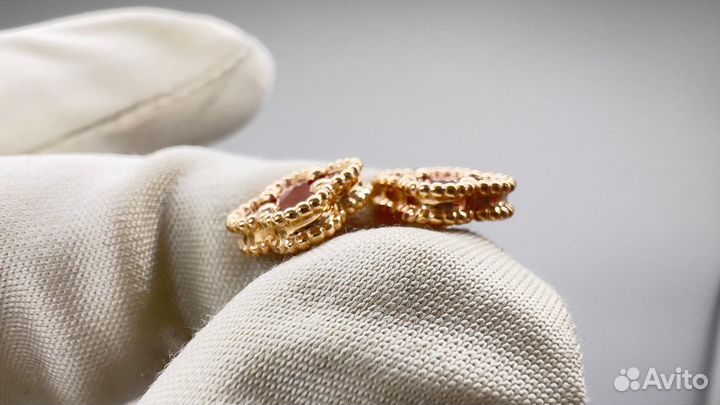 Золотые серьги пусеты VAn cleef mini с сердоликом