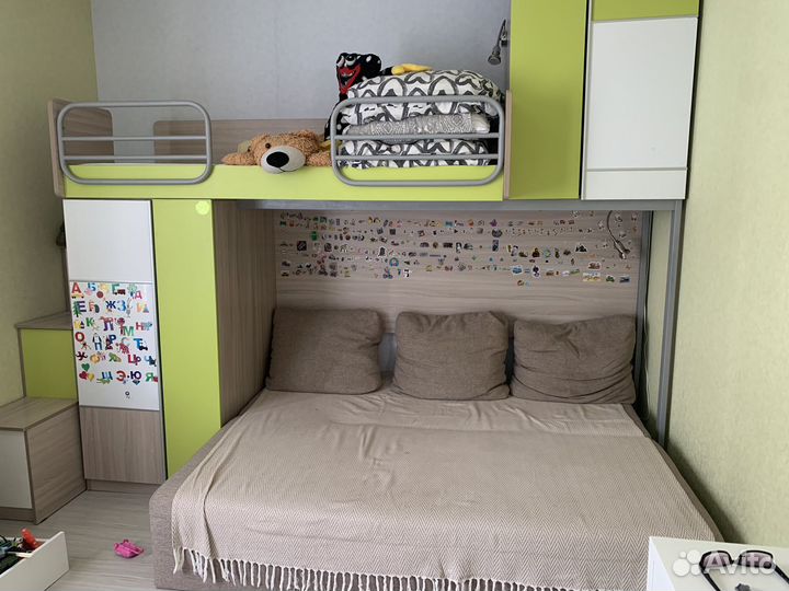 Двухярусная кровать с матрасами и шкафом