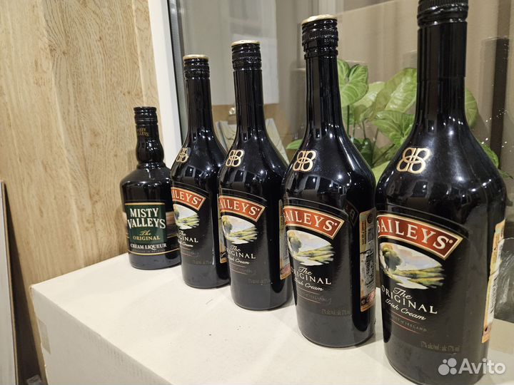 Пустые бутылки из под Baileys