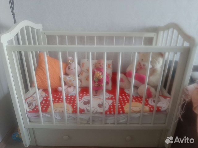 Детская кроватка-маятник