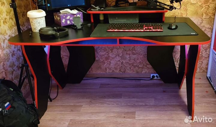 Компьютерный стол + подставка для монитора