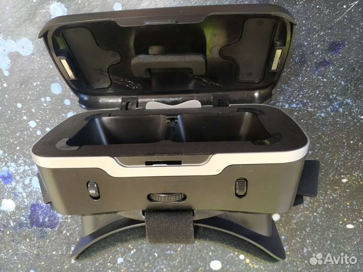 Очки виртуальной реальности с джойстиком