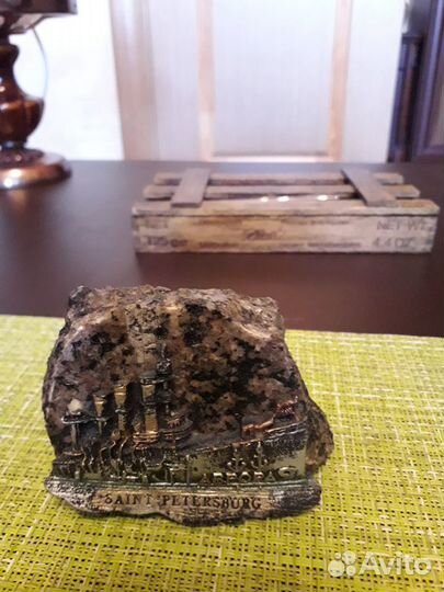 Сувенир из С.- Петербурга из крапчатого гранита