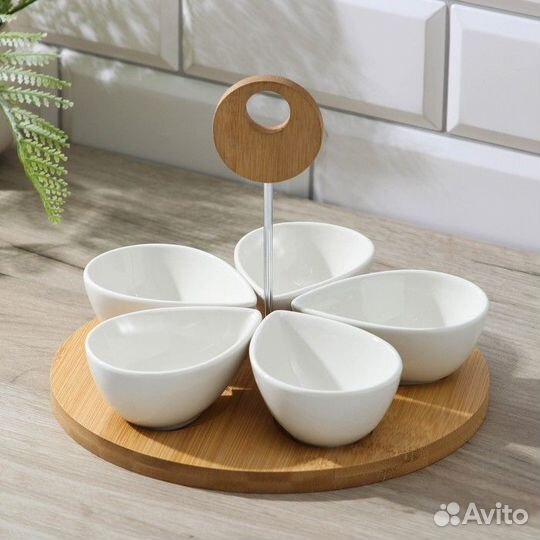 Набор салатников керамический на деревянной подста