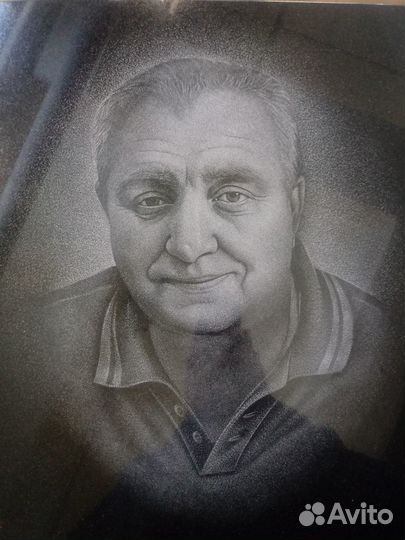 Художник гравёр, портрет ручной работы на граните