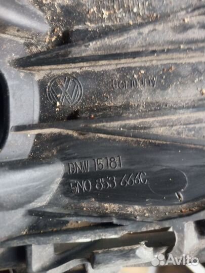 Рамка противотуманной фары прав. Volkswagen Tiguan