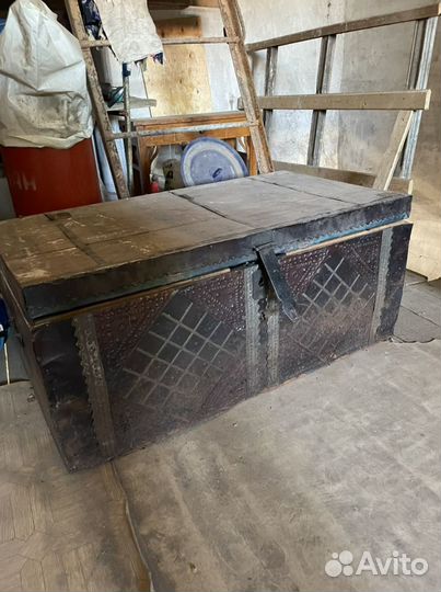 Сундук старинный