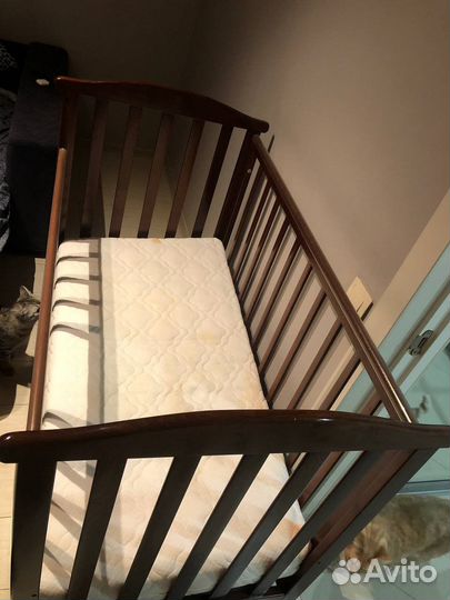 Продам детскую кроватку с поперечным маятником