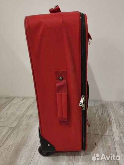 Чемодан с поломанной ручкой