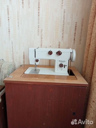 Продам швейную машинку чайка 143