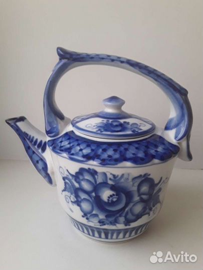 Бокалы и чайник Гжель