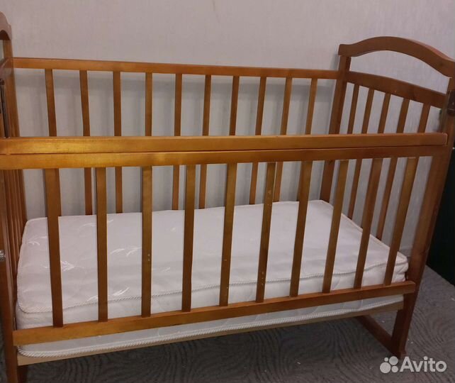Продам кроватку со всем необходимым малышу