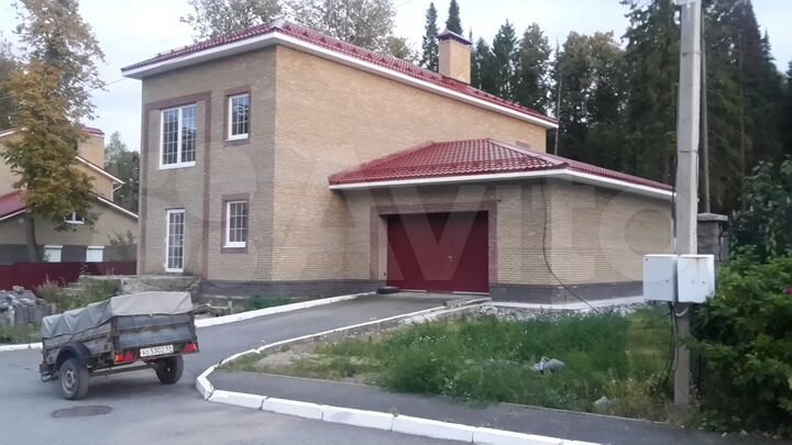 Коттедж 320 м² на участке 12 сот.