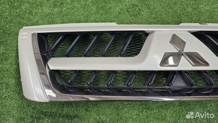 Решетка радиатора паджеро 3