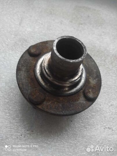 Кулак поворотный левый ступица Nissan Almera n15