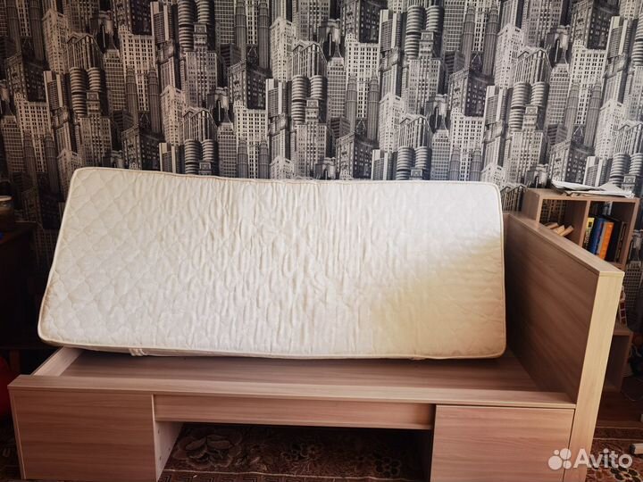 Кровать с матрасом