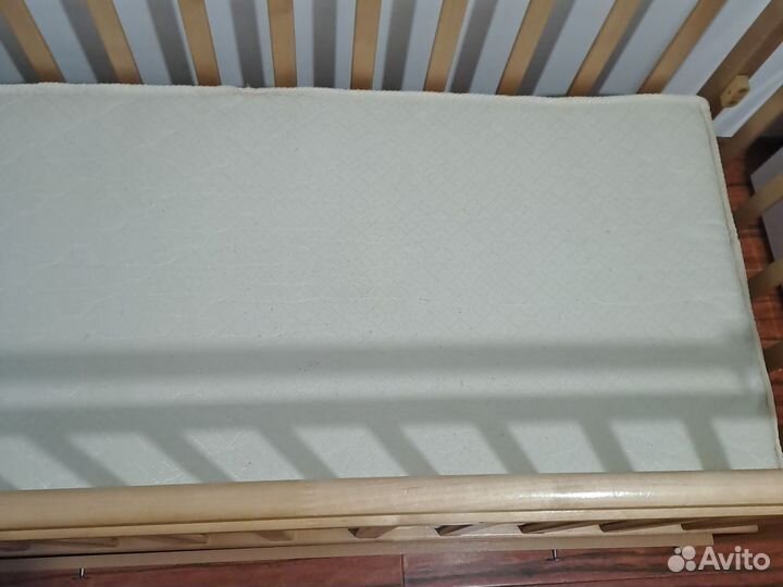 Кроватка с маятником, отличная