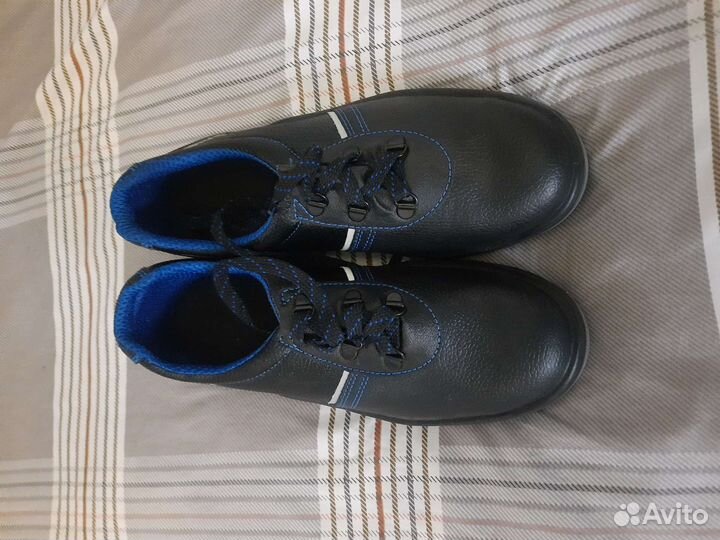 Новая рабочая ботинка