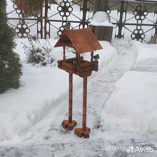 Кормушка для птиц на куриных ножках